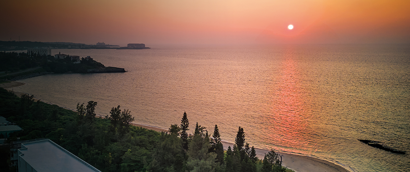 UMITOから見た夕方の風景で夕暮れにマリンスポーツをしている様子