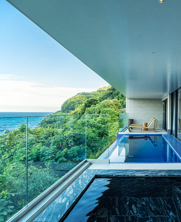 画像：海と森の景色を望むプライベートプール