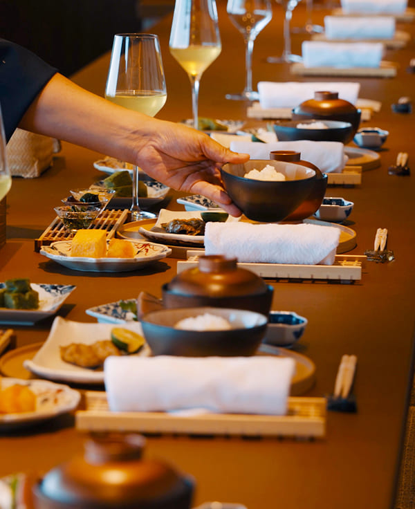  画像：カウンターで提供される伝統的な日本の朝食