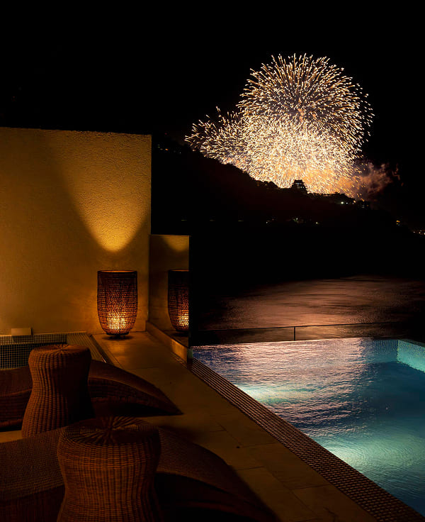 画像：夜のテラスプールから眺める海上の花火