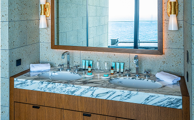 画像：ダブルシンクのバスルームとオーシャンビュー