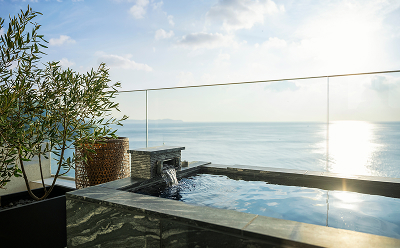 画像：夕焼けの海を望む露天風呂