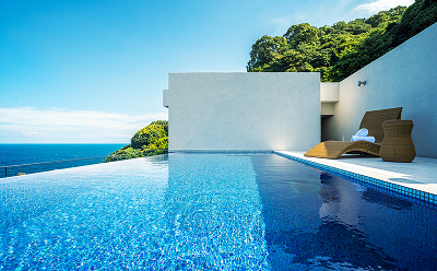  画像：青い海を見渡すインフィニティプール