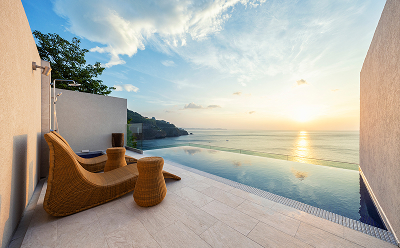 画像：夕暮れ時の海を見渡すテラスとインフィニティプール