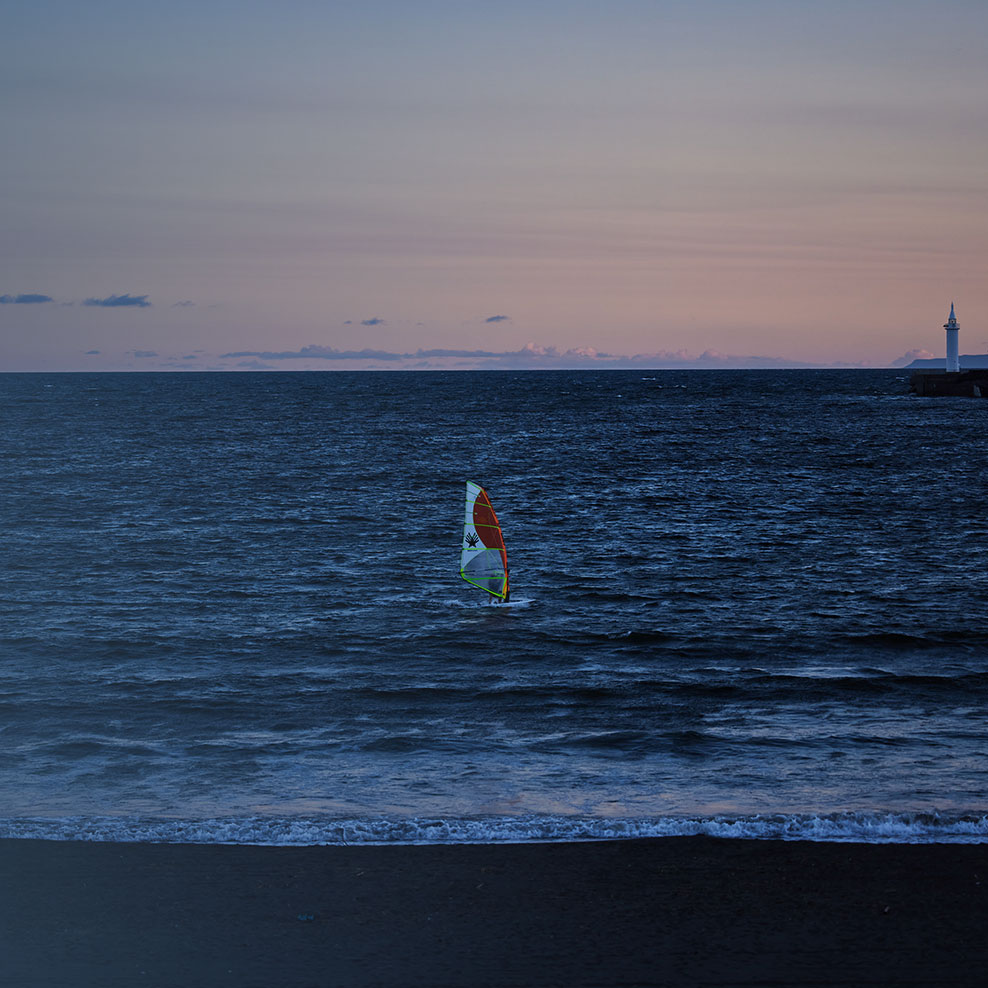 UMITOから見た夕方の風景で夕暮れにマリンスポーツをしている様子